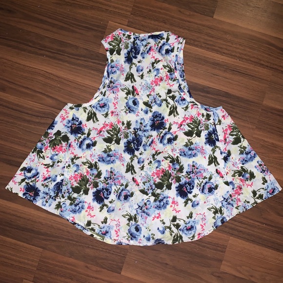 3/$30 - Streetwear Society Flowered Top Size M - Picture 8 of 11